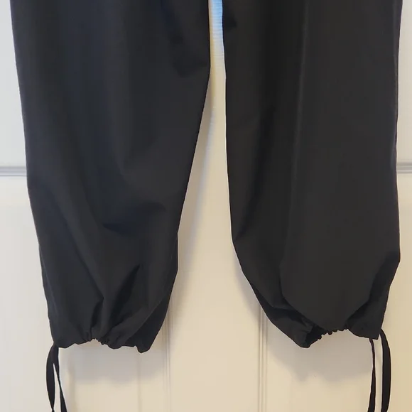 Old Navy Women's Black Stretchtech Quick Dry Cargo Pants with Drawstring - Picture 5 of 7